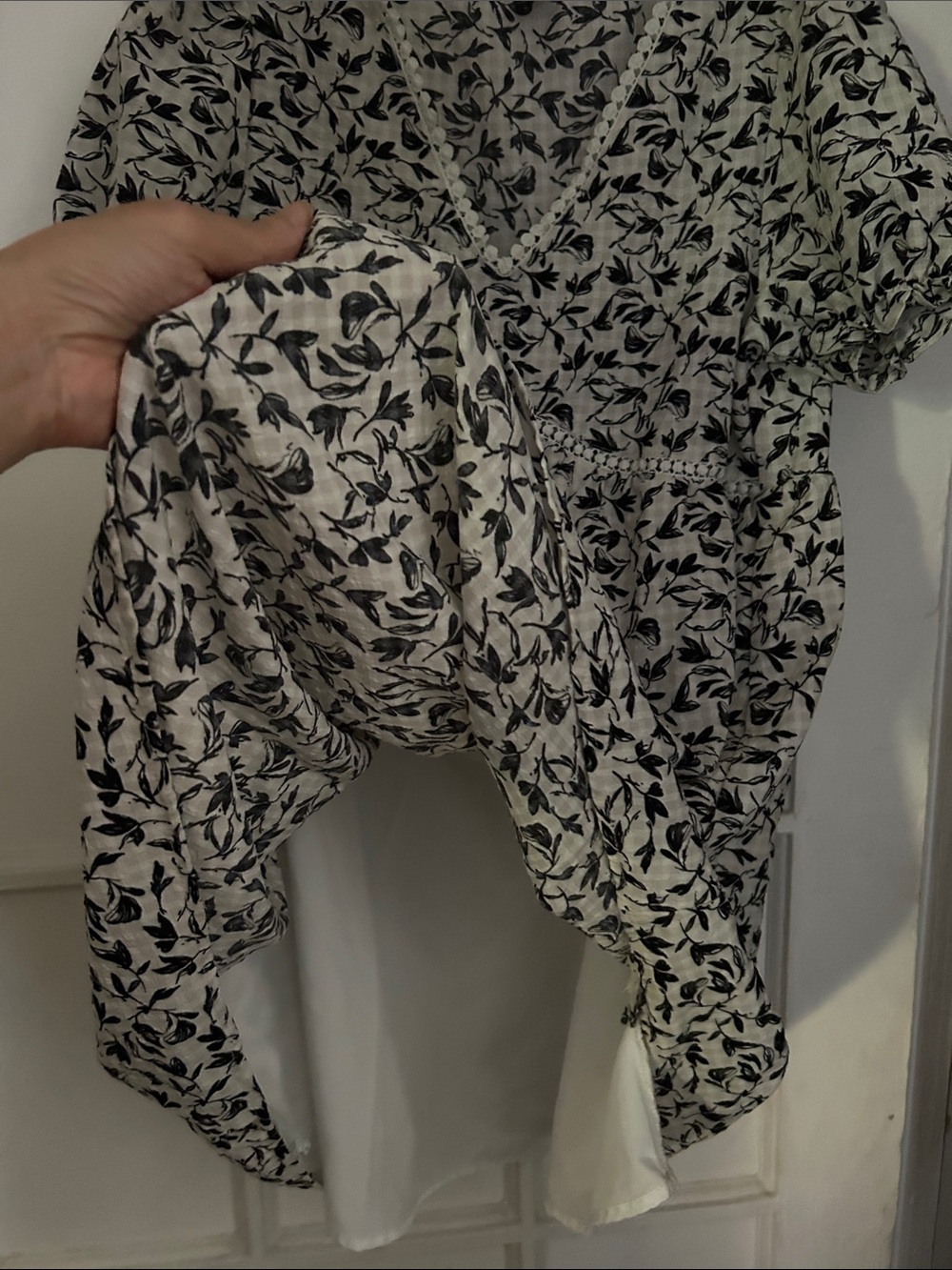 SHEIN Black and White Floral V‑Neck Mini Dress - Picture 4 of 4